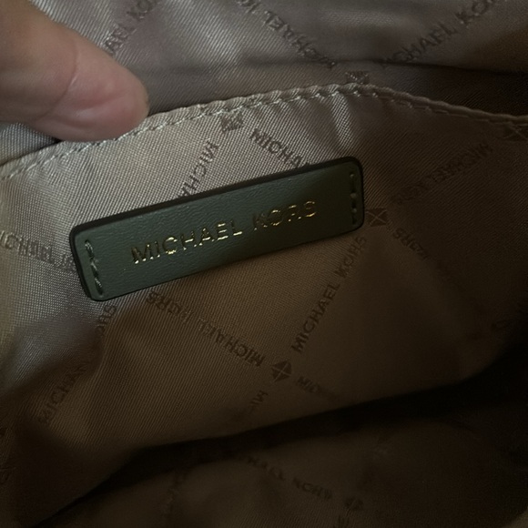 New Michael Kors cross body. - Picture 3 of 6